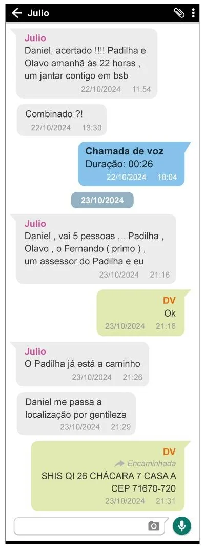 Captura de tela de um aplicativo de mensagens, mostrando uma conversa entre Julio e DV sobre um jantar em Brasília. As mensagens detalham a confirmação do jantar, a lista de cinco convidados e o envio de uma localização.